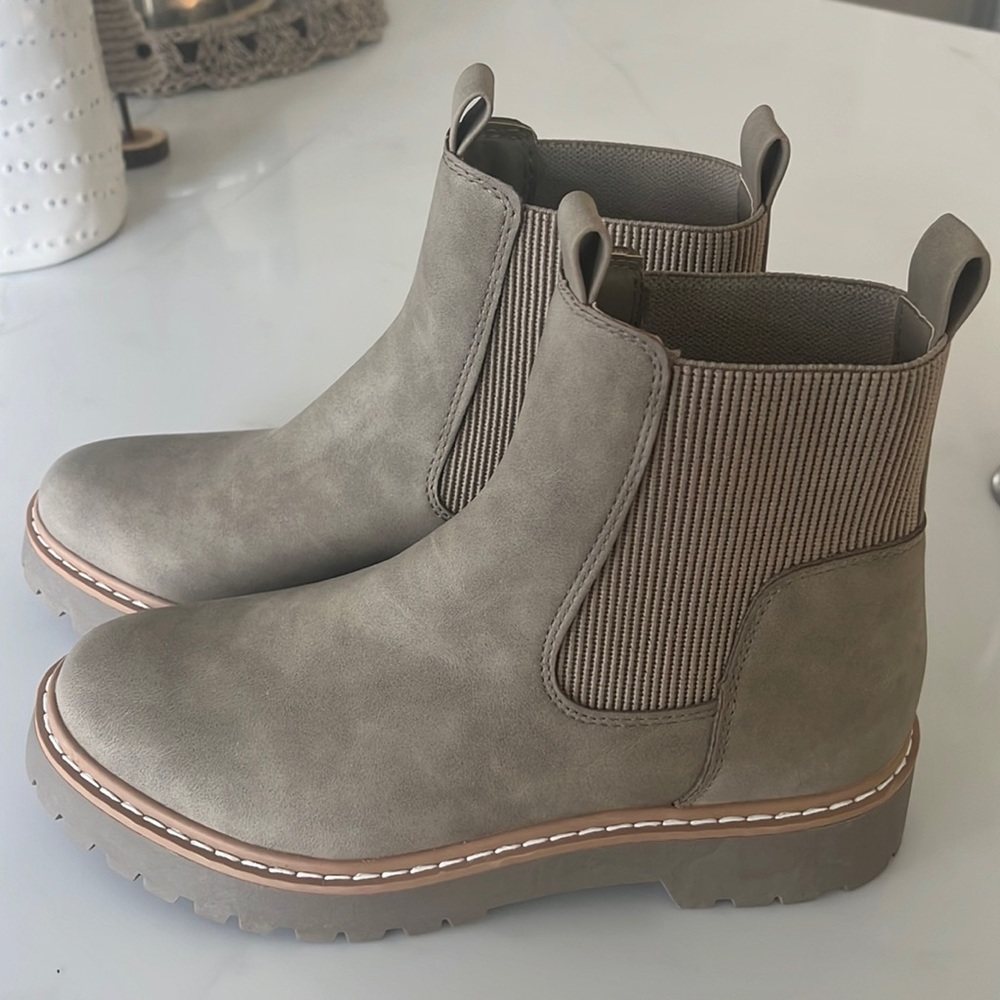 Dolce Vita Boots Size 7